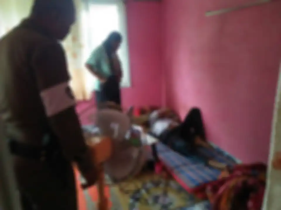 Polisi membujuk bocah untuk mau berangkat ke sekolah