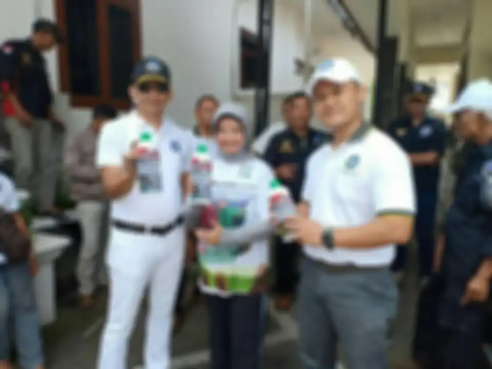 Foto Ndaru Kusumo bagi-bagi sembako menjadi sorotan. 