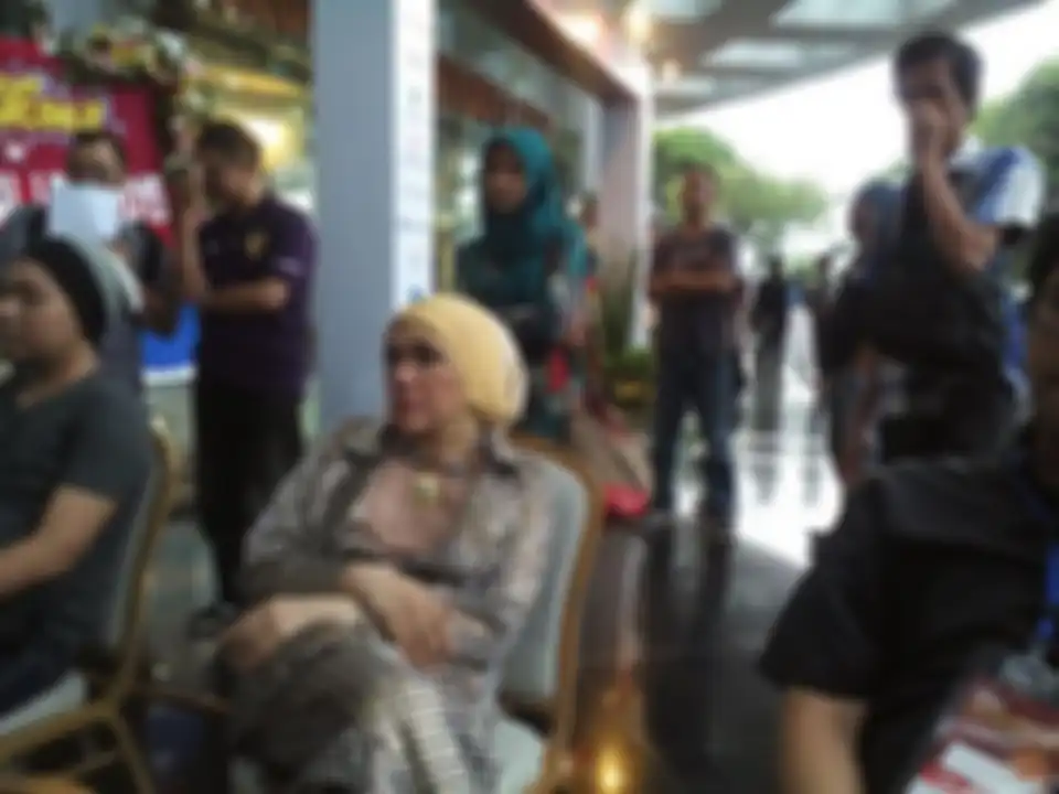 Artis serba bisa Dorce Gamalama dikenal ramah kepada siapa saja. Dia tak pernah menampik untuk melayani permintaan foto bareng fans.