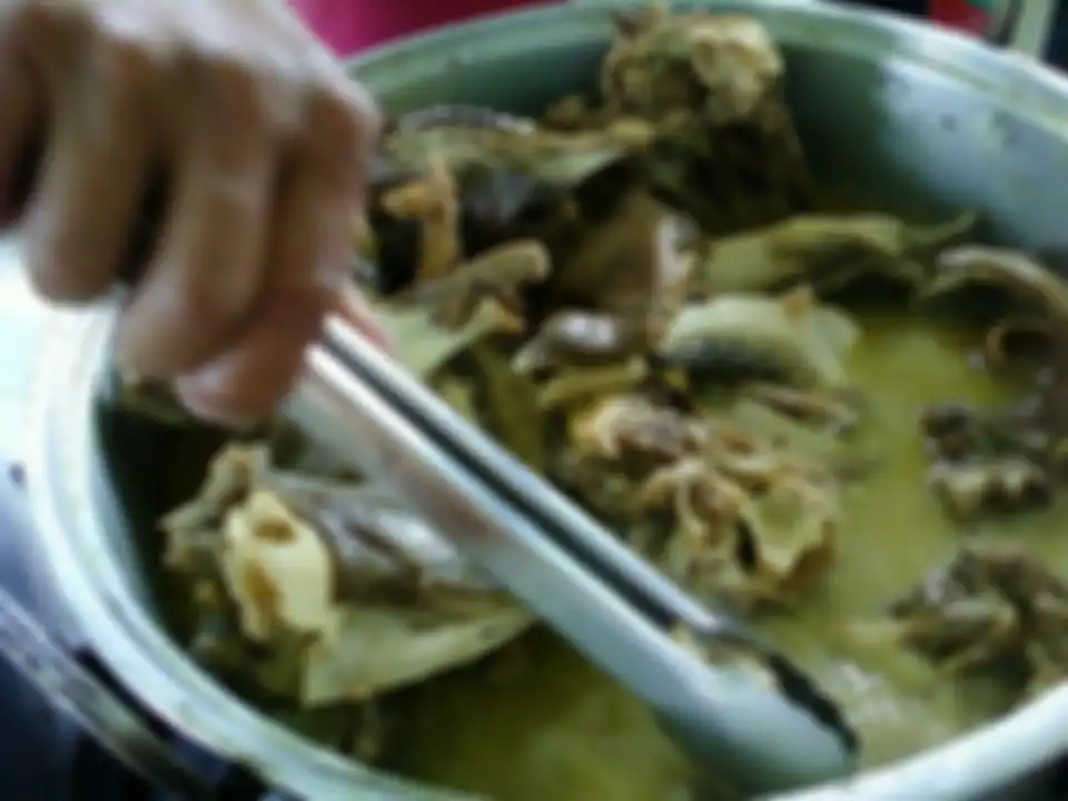 Harsi mengaku warung tengklengnya sepi pembeli. Bahkan, Harsi sampai menangis gegara warungnya dituding mematok harga mahal.