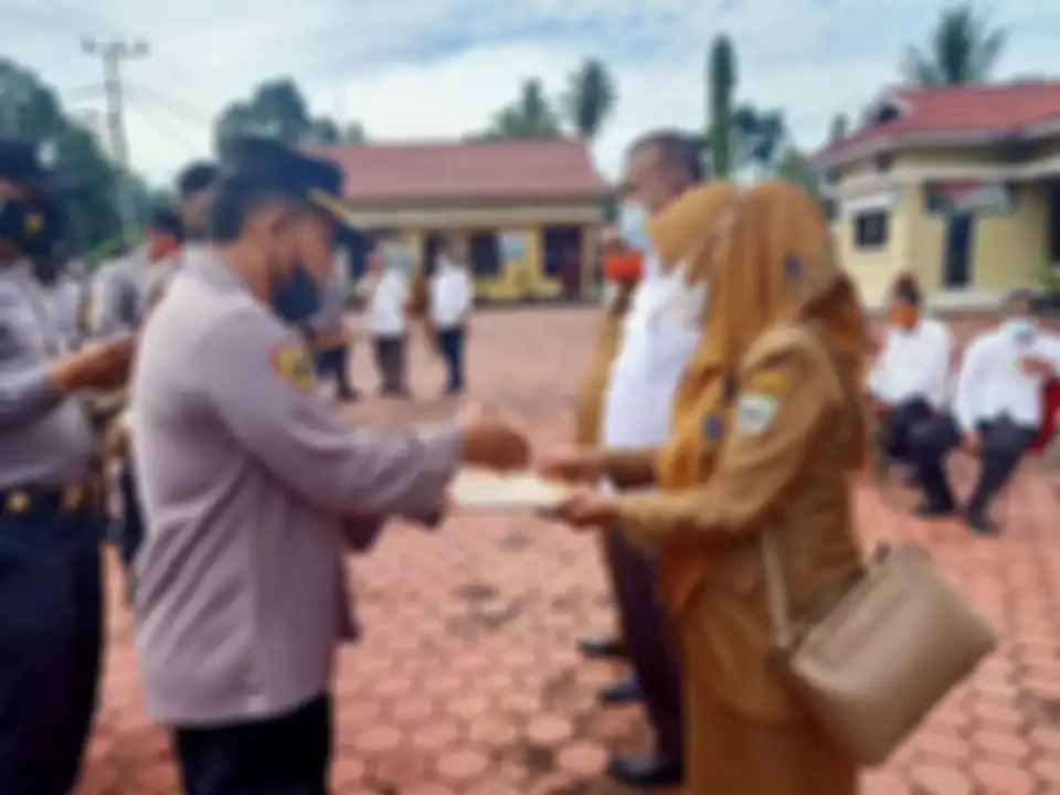 Foto Kapolres Padang Pariaman yang memberikan penghargaan kepada sejumlah wali nagari dan Bhabinkamtibmas mendapat pujian netizen.