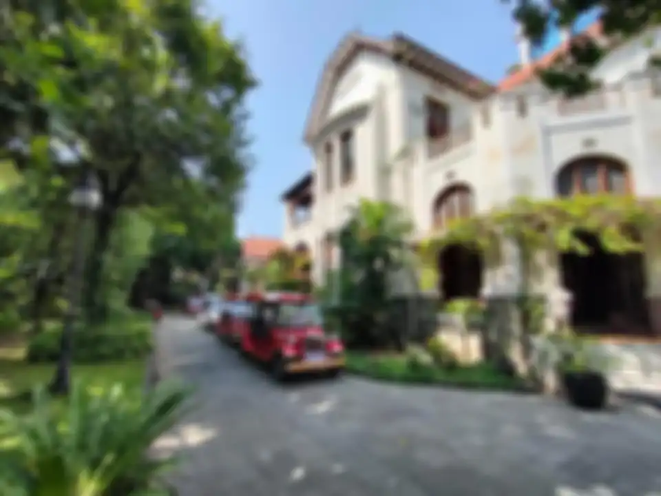 Di tengah euforia berbagi foto penampakan mobil listrik wisata di Solo, muncul kritik terhadap angkutan andalan Gibran Rakabuming ini.