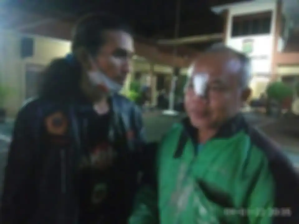 Sejumlah driver ojol juga menyebarkan foto tampang pelaku pemukulan yang belakangan disebut memiliki pangkat mayor TNI AL. 