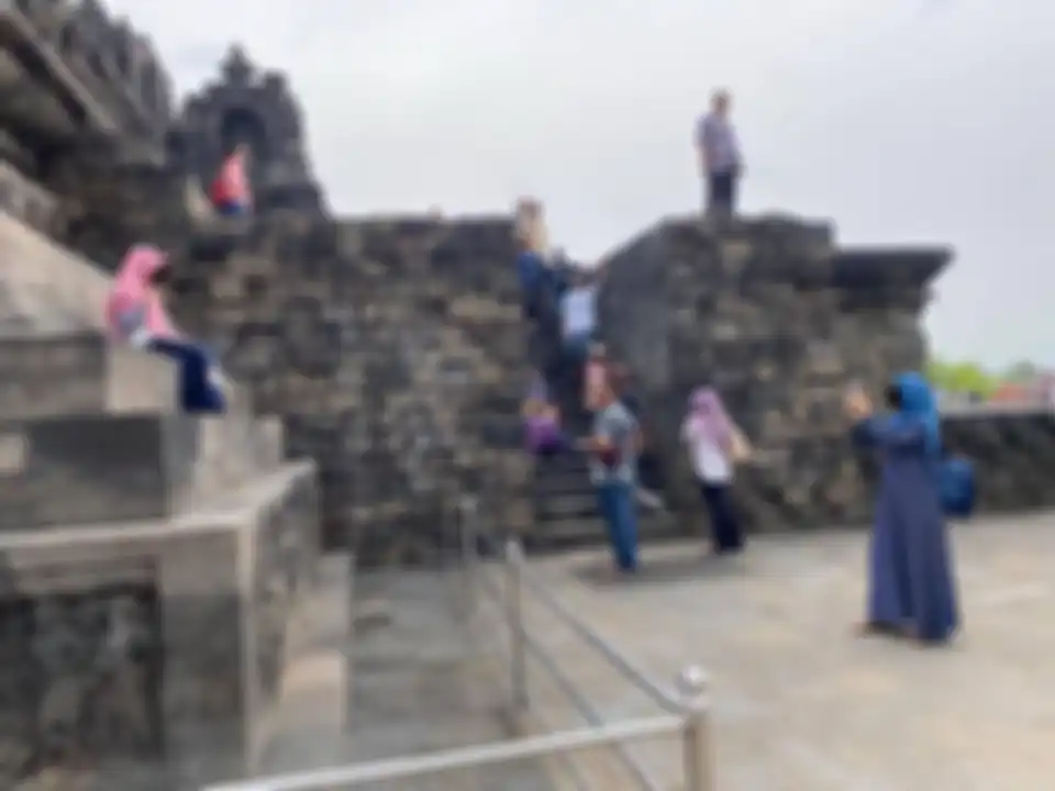 Menko Luhut bakal menaikkan harga tiket Candi Borobudur jadi Rp 750 ribu. Ahli arkeologi menyentil foto pengunjung injak-injak stupa. 