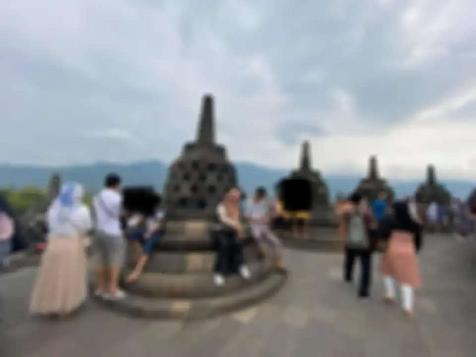 Menko Luhut bakal menaikkan harga tiket Candi Borobudur jadi Rp 750 ribu. Ahli arkeologi menyentil foto pengunjung injak-injak stupa. 