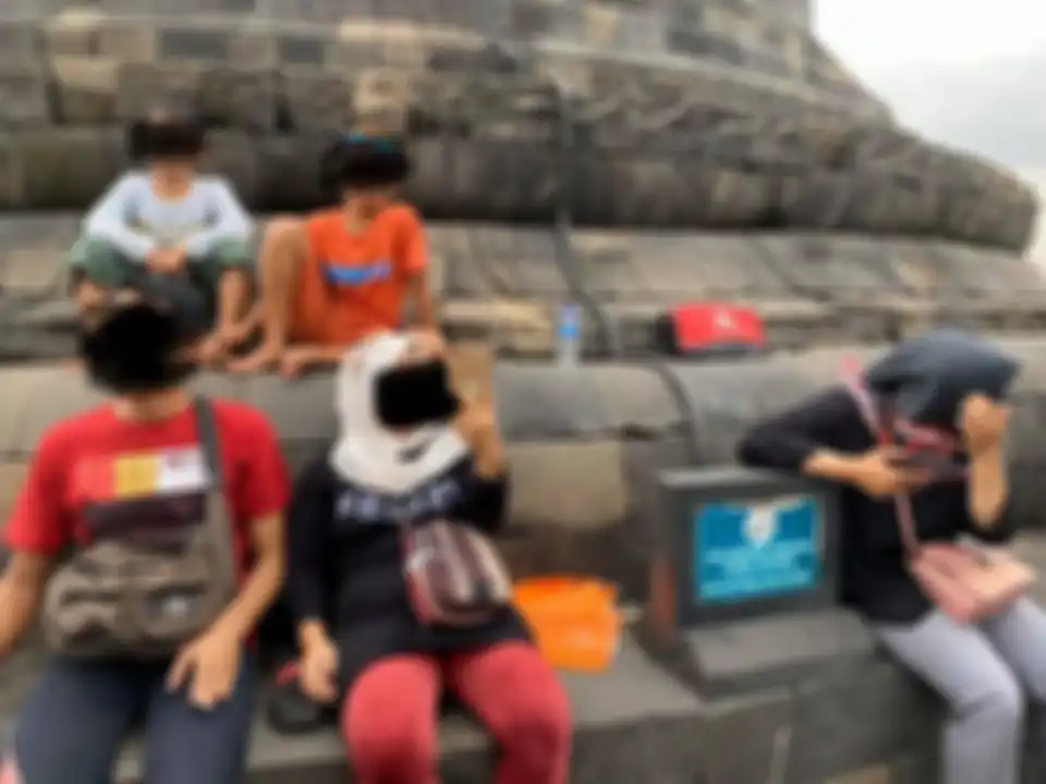Menko Luhut bakal menaikkan harga tiket Candi Borobudur jadi Rp 750 ribu. Ahli arkeologi menyentil foto pengunjung injak-injak stupa. 