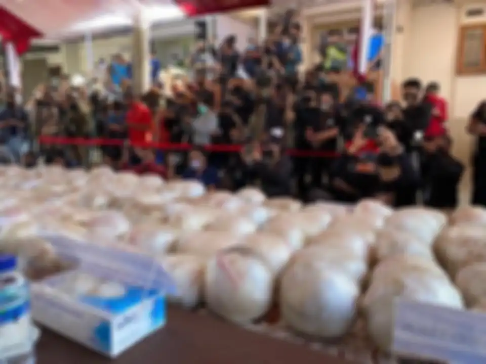 Duit besar yang ada di lingkungan Irjen Ferdy Sambo disentil. Bisik-bisik narkoba di kasus eks Kadiv Propam mencuat. Foto terkininya lenyap. 