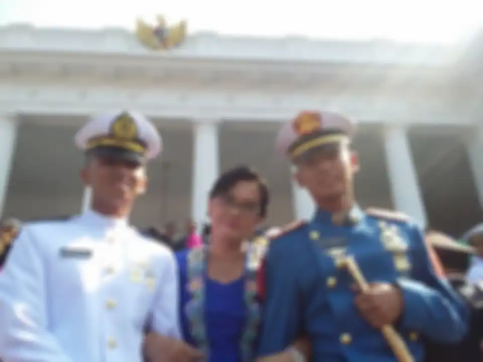 Ibunda Judistira Eka Permady pilot pesawat TNI AL yang jatuh ternyata bawahan Mensos Risma. Dia bangga 2 kali foto di Istana Jokowi. 