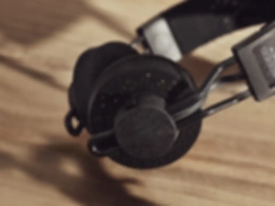 Headphone adidas RPT-02 SOL terbuat dari bahan daur ulang.