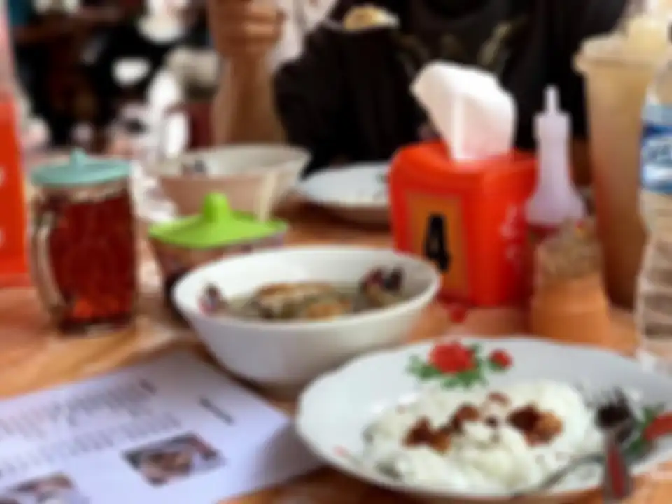 Simak ulasan 5 foto tempat wisata kuliner legendaris di Solo Jawa Tengah. Tentu, datang ke sini dijamin bisa sarapan enak. 