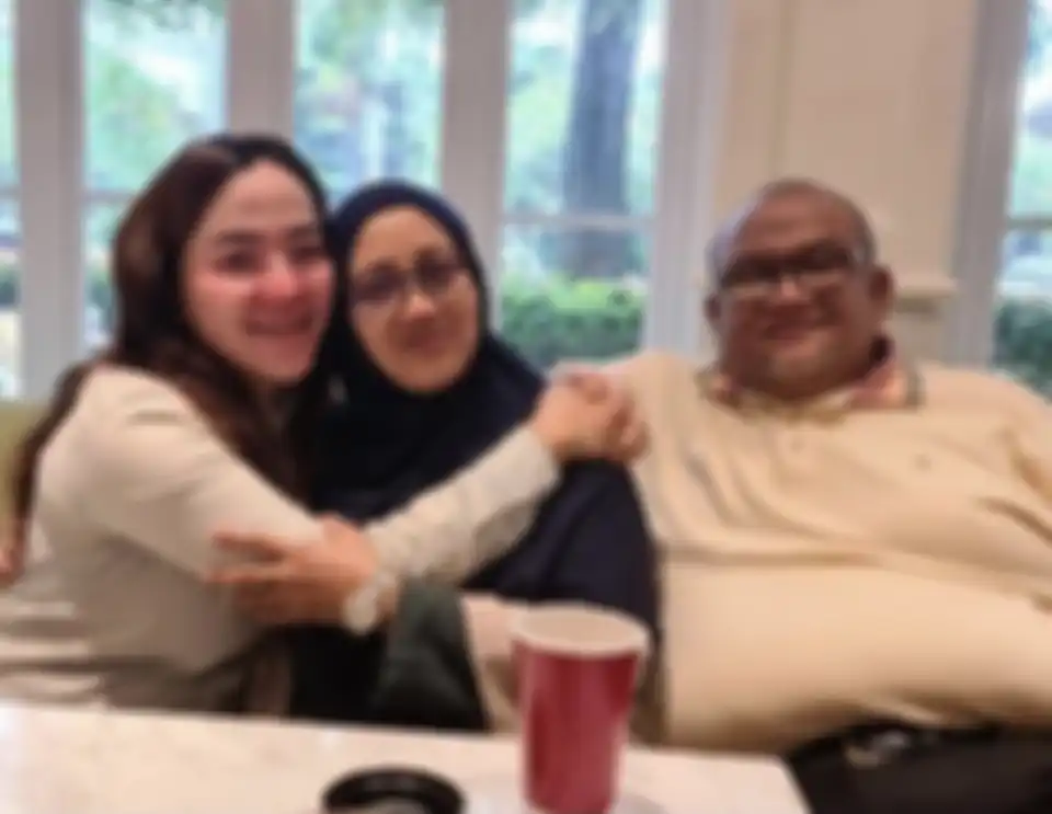 Anggiat Pasaribu atau Rindu bersama istri politikus PPP Hasan Husaeri Lubis. Foto suami Anggiat Pasaribu beredar.