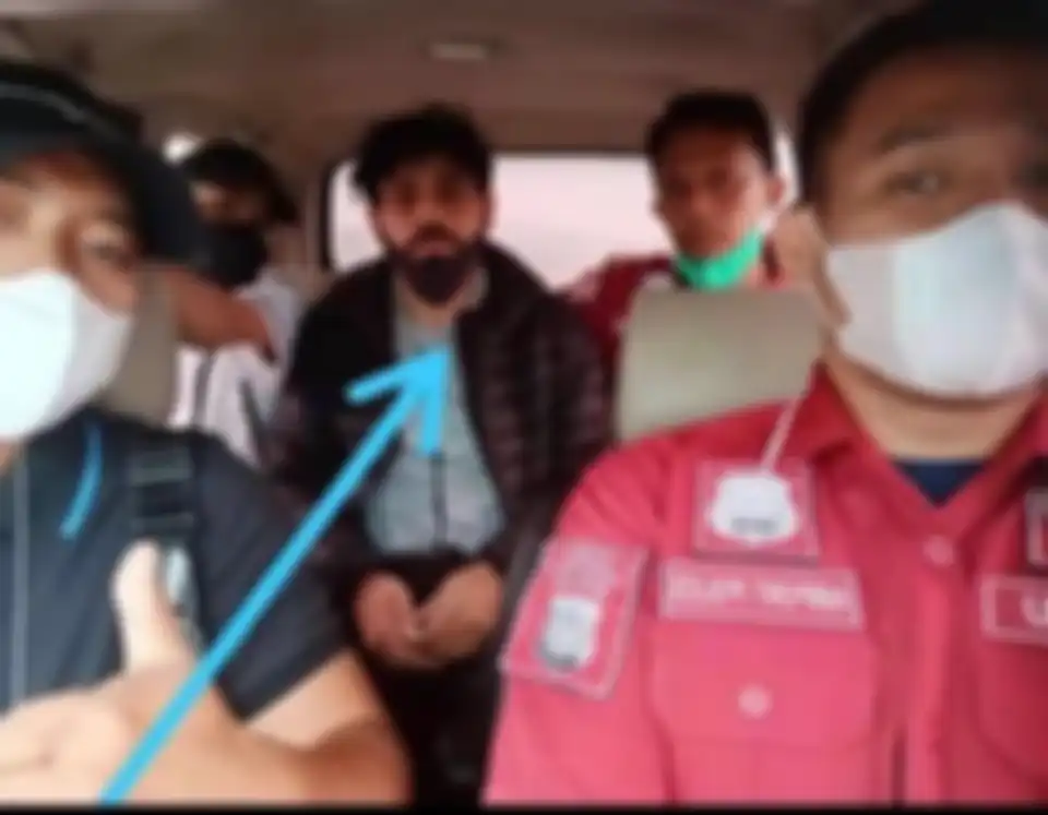 Foto Sarah yang baru menikmati bulan madu usai dinikahi pria Arab bernama Abdul Latif itu ditangisi. 