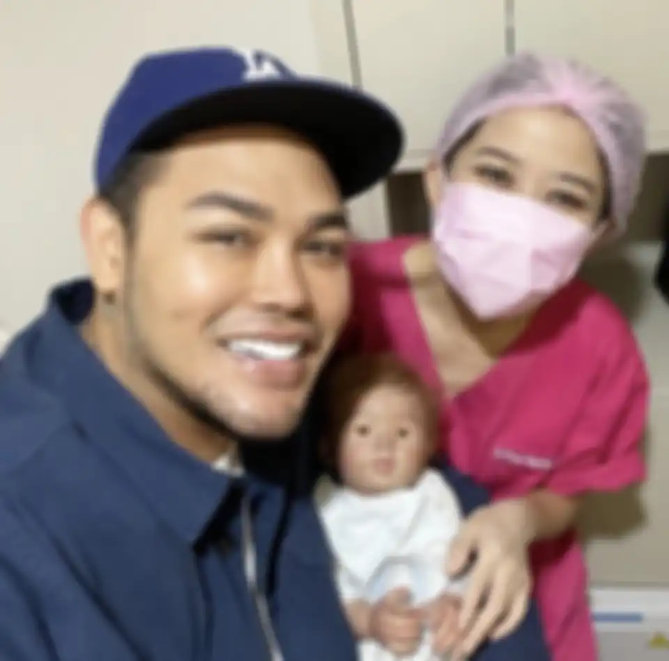 Setelah makin rajin memamerkan foto Eqqel di Instagram hingga bikin heboh, Ivan Gunawan buka suara. Ternyata anak Igun dibuat di negara ini.