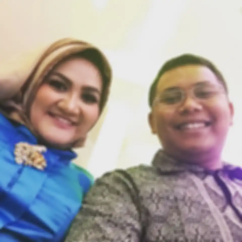 Mega Utami dan Suami