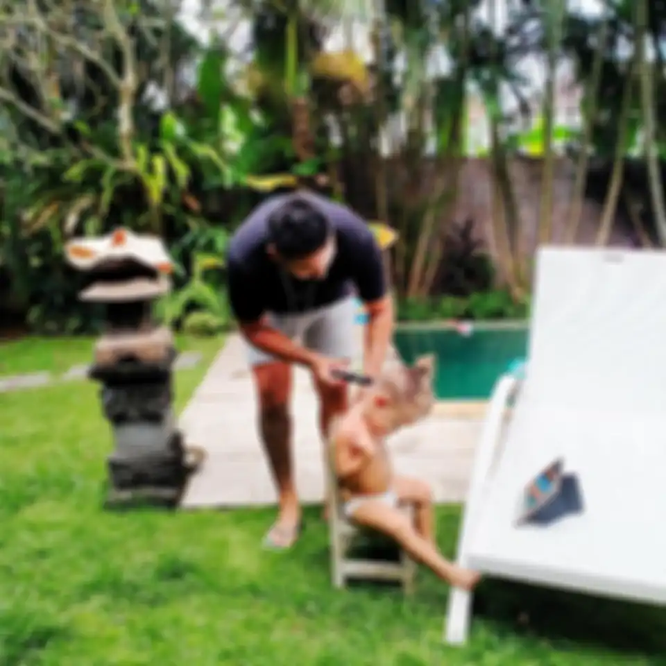 Gaston sedang memotong rambut putranya sendiri.