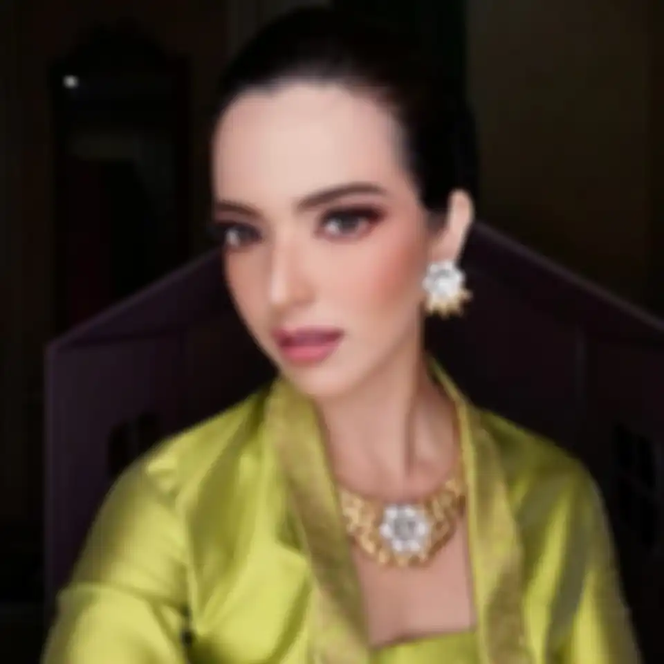 Penampilan Nia Ramadhani saat menghadiri pernikahan Vannya Istarinda