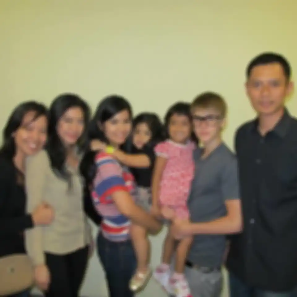 Annisa Pohan ditemani AHY, Almira, dan Ruby Aliya Rajasa berfoto bersama Justin Bieber