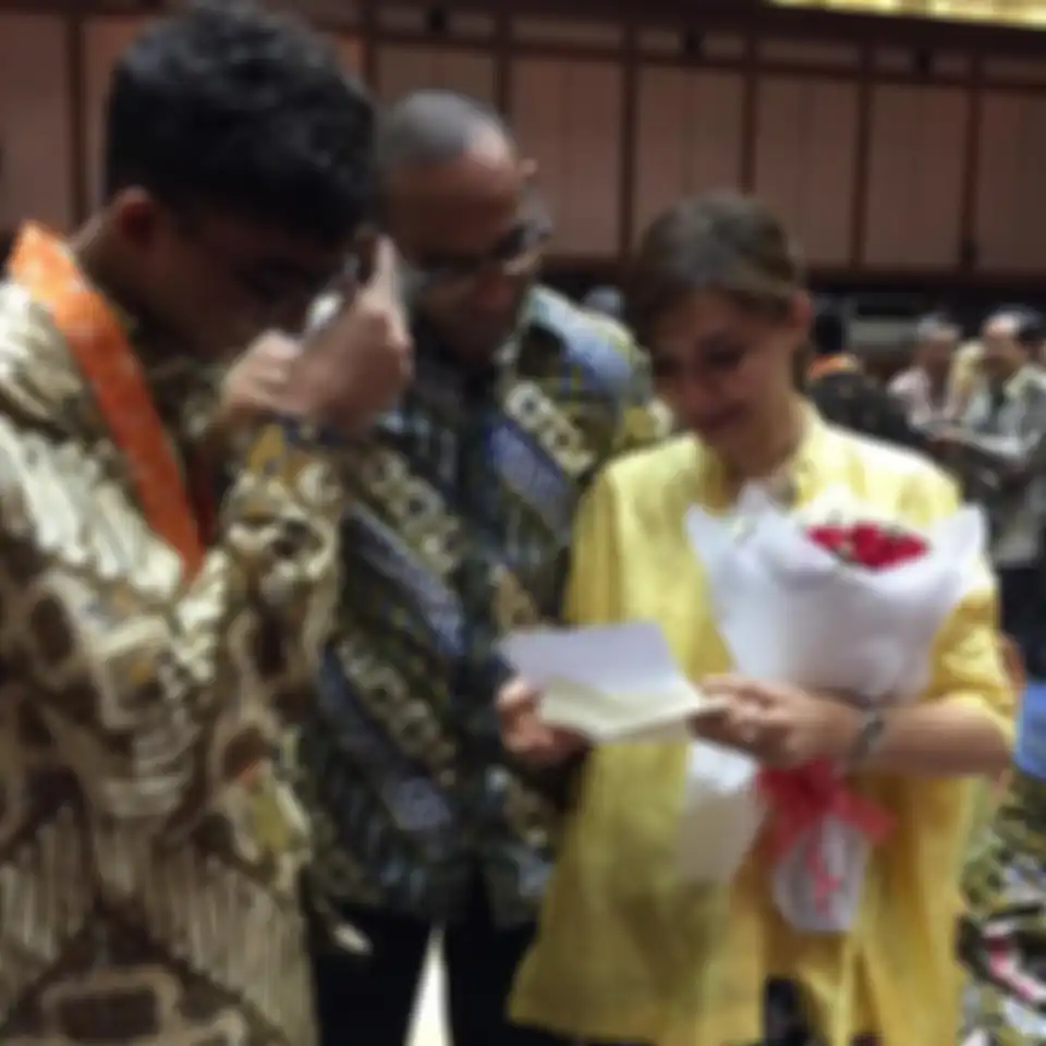 Najwa Shihab tak kuasa tahan tangis karena surat yang diberikan putranya setelah lulus SMA