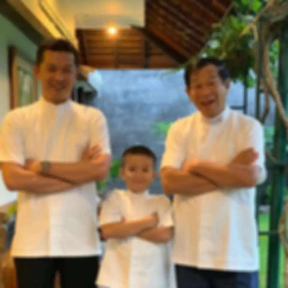 Taufik Hidayat,  putranya, dan Agum Gumelar kompak kenakan pakaian warna putih 