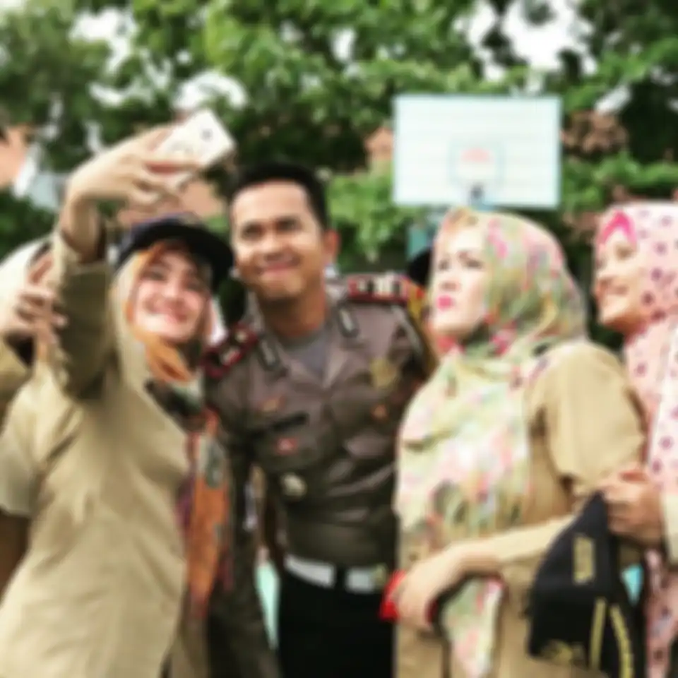 Foto keluarga Tukul Arwana sebelum istrinya meninggal bikin terharu. Ini alasan Tukul Arwana angkat Ega Prayudi jadi anak sulungnya. 