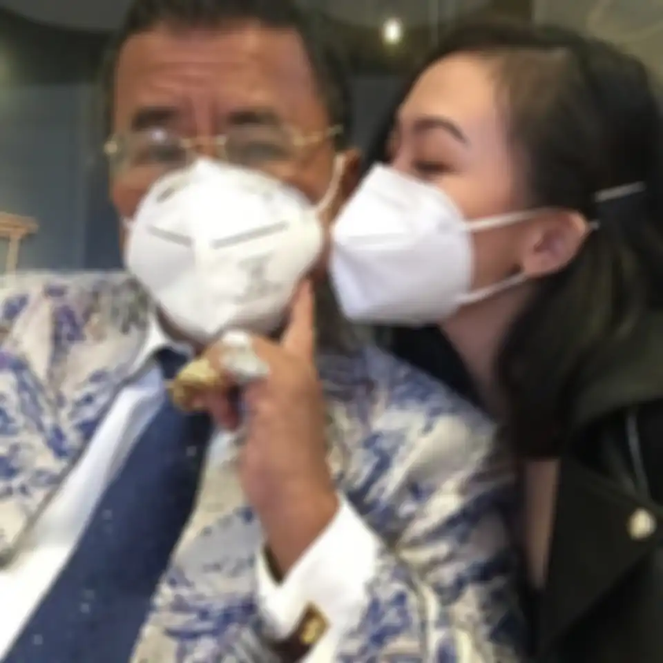Foto Hotman Paris bareng cewek cantik ini sengaja diberikan keterangan yang tampaknya menyindir musuh bebuyutan, Hotma Sitompul.