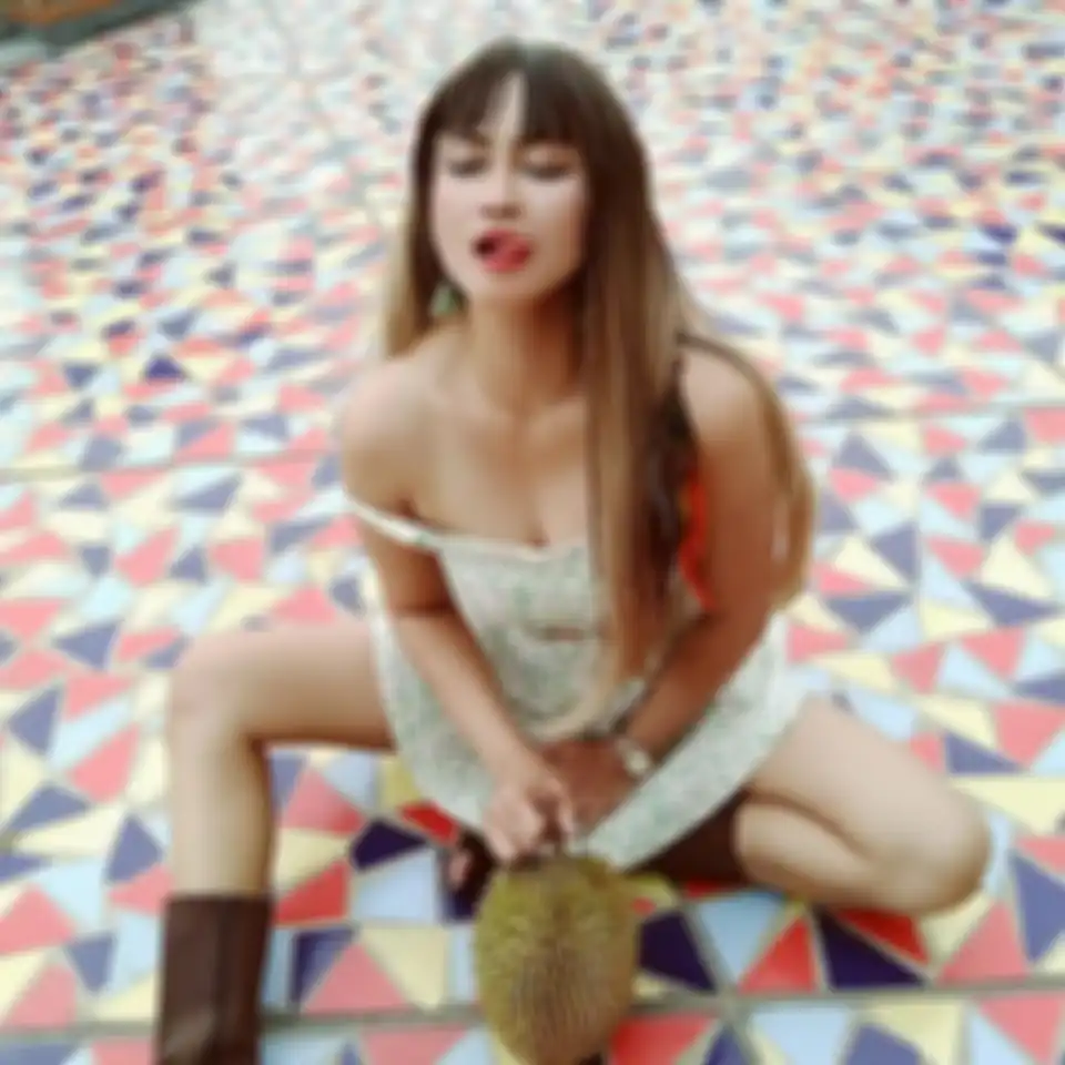 Foto terkini Velline Chu langsung diserbu netizen. Rupanya pedangdut yang positif sabu ini diancam foto pribadinya disebarkan gegara masalah ini.