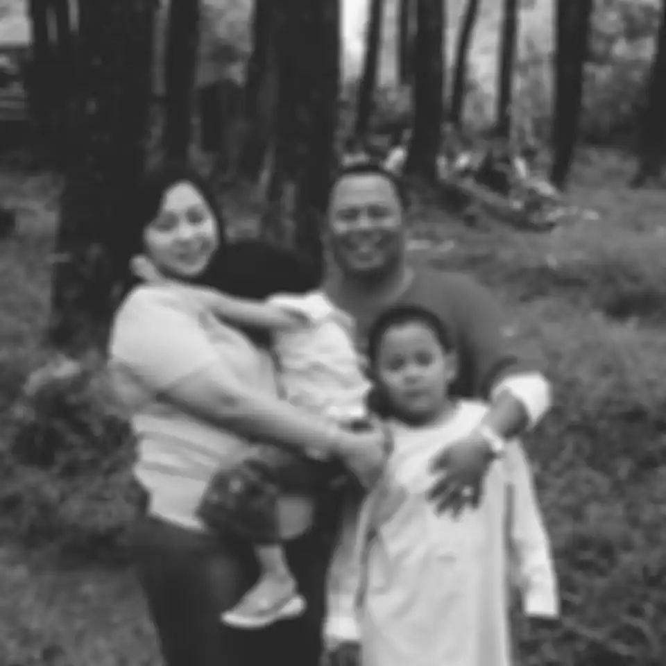 Istri Taufik Savalas, yang juga sahabat Indro Warkop, terlihat begitu syok. Foto sosok pelawak yang meninggal dalam kecelakaan tragis ditangisi.