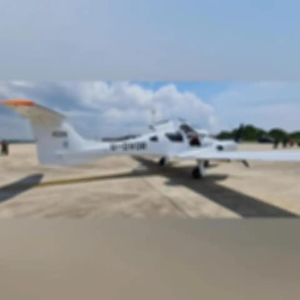 Pilot pesawat Malaysia nyaris diecgat jet F-16 TNI AU gegara nekat menerobos wilayah RI. Akhirnya pilot mendaratkan pesawatnya di Batam.