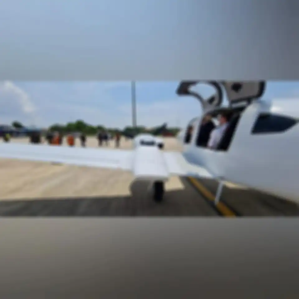 Pilot pesawat Malaysia nyaris diecgat jet F-16 TNI AU gegara nekat menerobos wilayah RI. Akhirnya pilot mendaratkan pesawatnya di Batam.