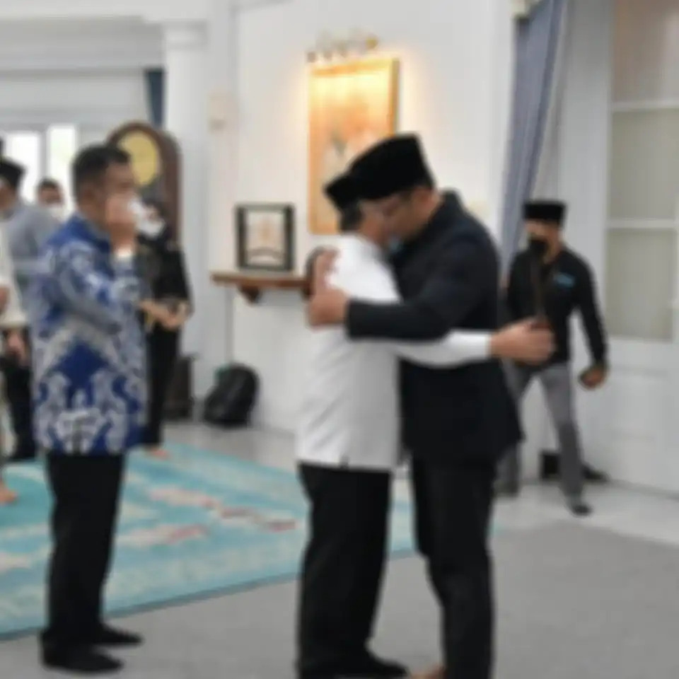 Eril menuliskan alasannya tergila-gila pada hobi berenang. Anak Ridwan Kamil ini mengunggah foto liburan bersama teman santrinya. 