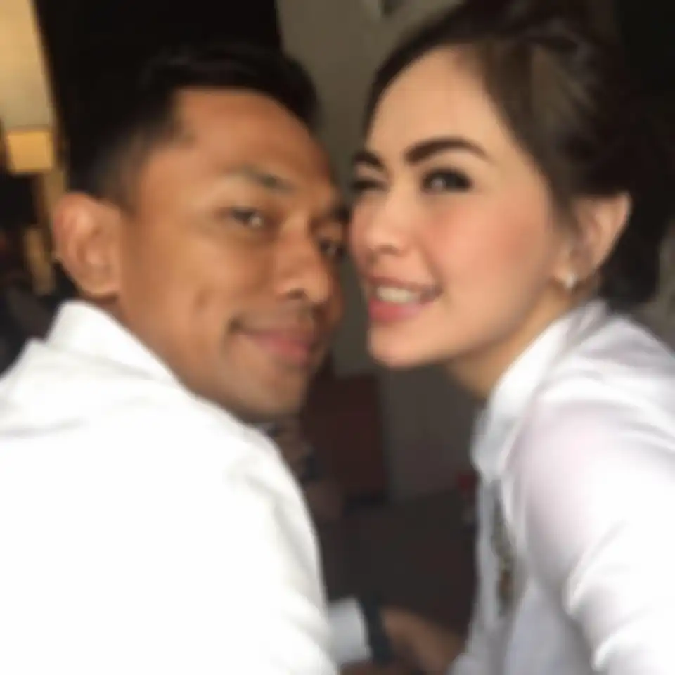Ini sosok istri AKBP Ari Cahya Nugaraha yang karirnya hancur karena kasus Ferdy Sambo. Foto istri Ari bikin jenderal ini ikut komentar. 
