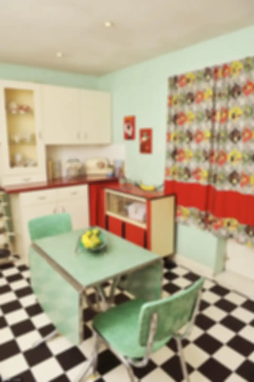 Apabila pemilik rumah minimalis ingin mempunyai foto desain dapur retro, barang-barang ini wajib dipasang di area memasak.
