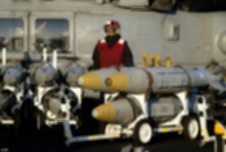 Pejuang Amerika menggunakan bom yang dipandu JDAM dalam serangan udara terbaru mereka.