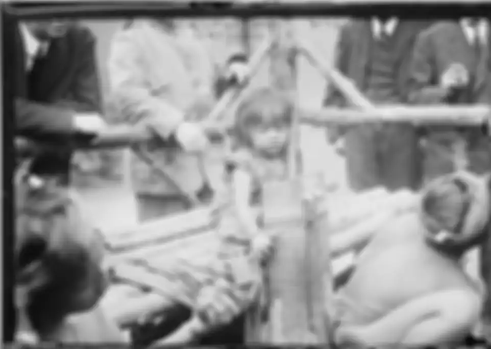 Seorang bayi Filipina dan keluarganya di dalam kebun binatang manusia di NYC, AS pada tahun 1906.