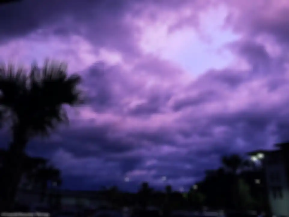 Langit berubah ungu pada Rabu malam setelah Badai Dorian di Florida