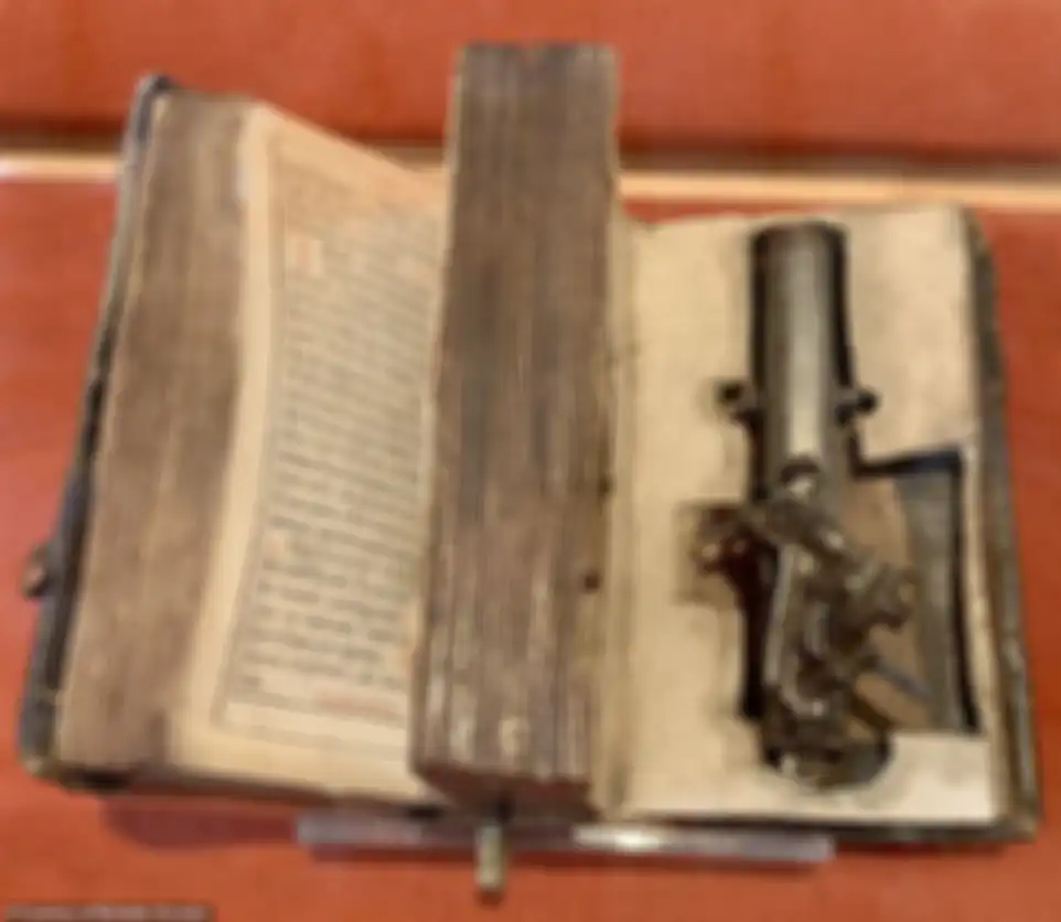 Buku-buku aneh yang pernah ditulis, 'pistol buku doa' Italia.