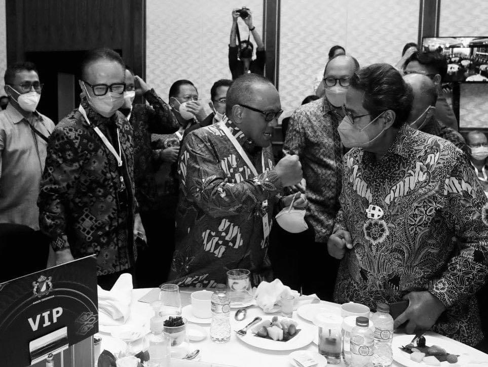 Mertua Nia Ramadhani, Aburizal Bakrie berduka kehilangan sosok tercinta yang selalu setia membimbingnya. Dia mengunggah foto duka. 