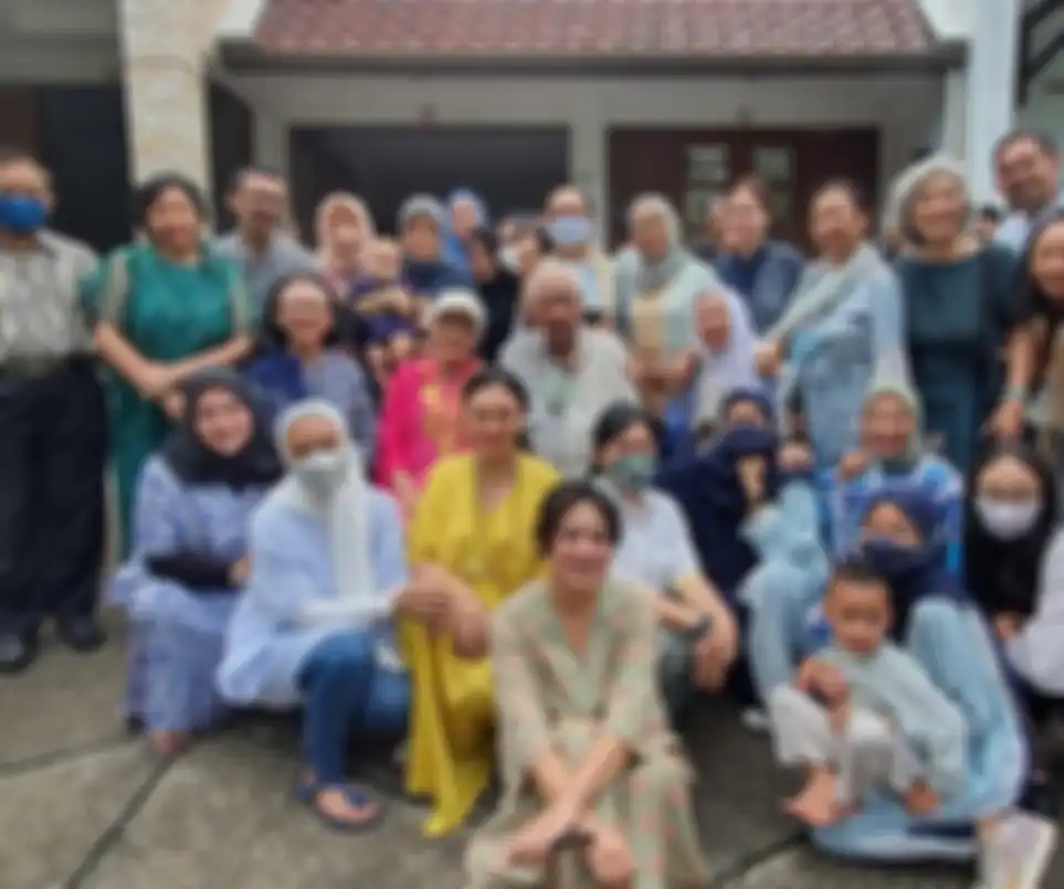 Mantan menantu keluarga Cendana Tata Cahyani kabur ke Singapura. Kini, dia pulang ke Indonesia bawa suami bulenya. Foto lebaran jadi buktinya.