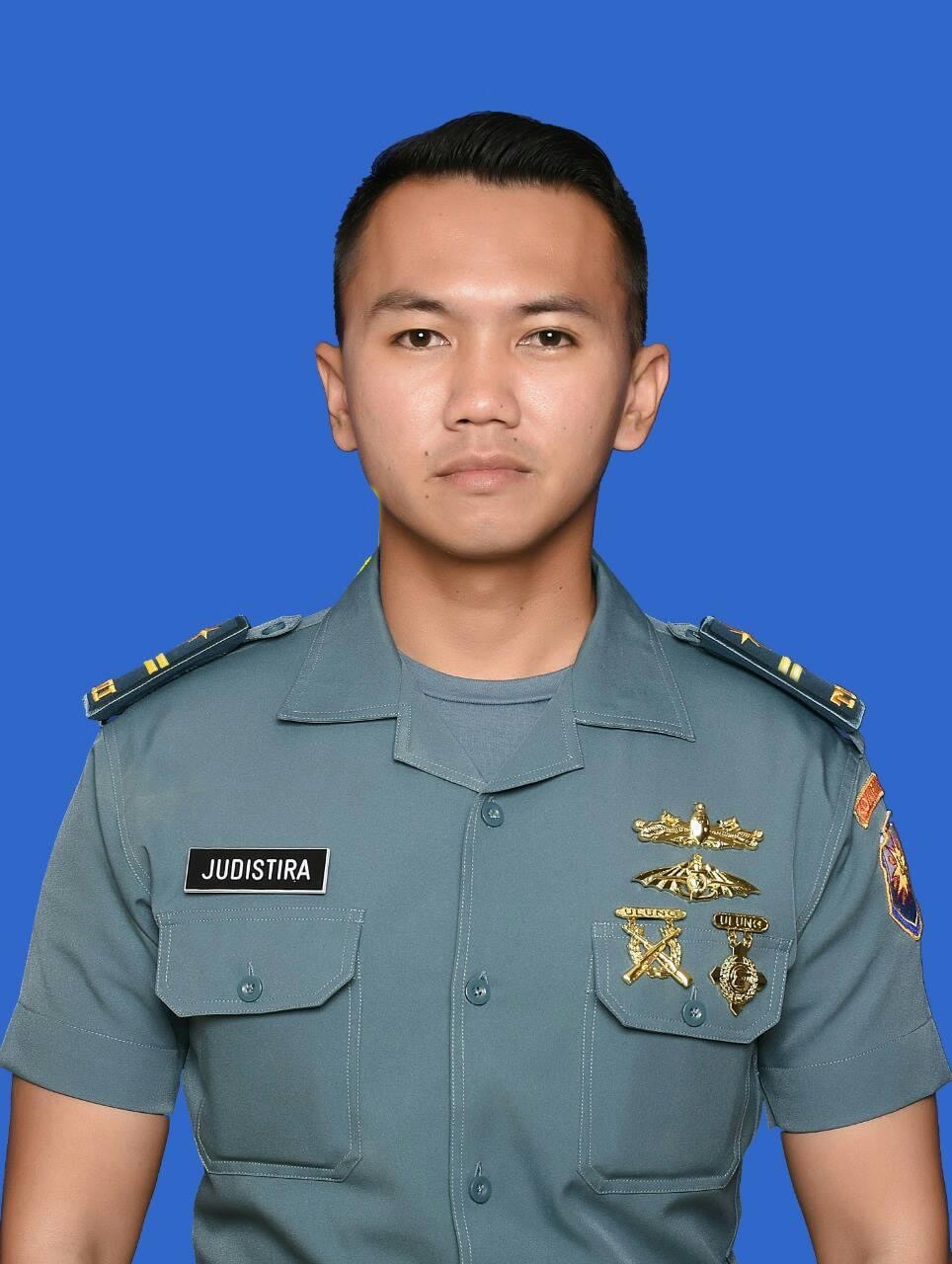 Judistira Eka Permady pilot pesawat TNI AL yang jatuh pergi tugas saat istrinya sedang hamil. Dia sempat pergi ibadah ke Tanah Suci Mekkah.