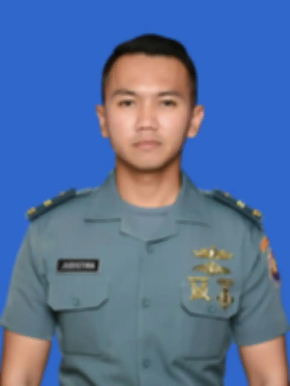 Judistira Eka Permady pilot pesawat TNI AL yang jatuh pergi tugas saat istrinya sedang hamil. Dia sempat pergi ibadah ke Tanah Suci Mekkah.