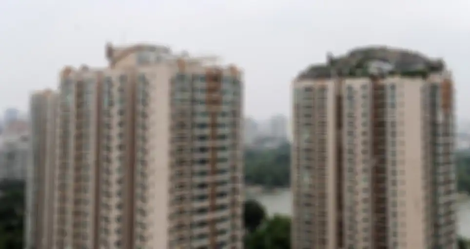 Perbedaan antara atap apartemen dengan gunung dan gedung sebelahnya
