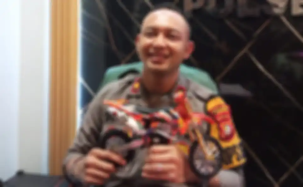 Kapolsek Tambora Kompol Donny Harvida menjelaskan untuk masyarakat yang kehilangan motor bisa datang langsung dengan membawa surat laporan kehilangan, STNK dan BPKB asli.