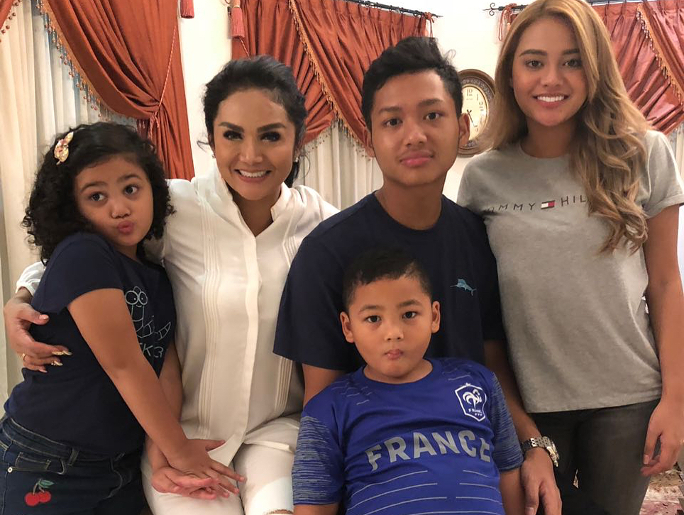 Krisdayanti, Aurel  dan Azriel Hermansyah Saat Bertemu Amora  - Kellen Lemos