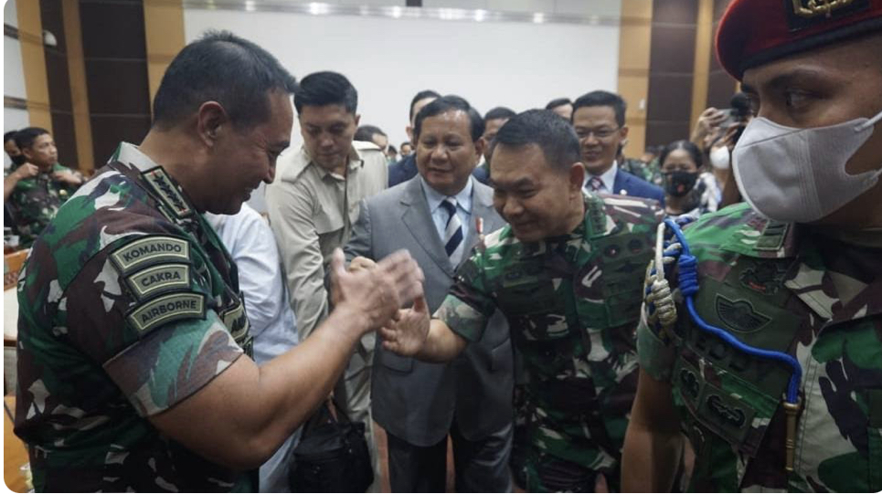 Ini penyebab Effendi Simbolon gagal menjadi saksi momen foto bareng Jenderal Dudung dan Panglima TNI Jenderal Andika di DPR. 