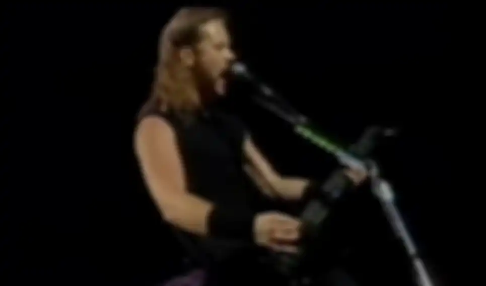 James Hetfield di tahun 1994 yang ngerock pake rambut classic mullet