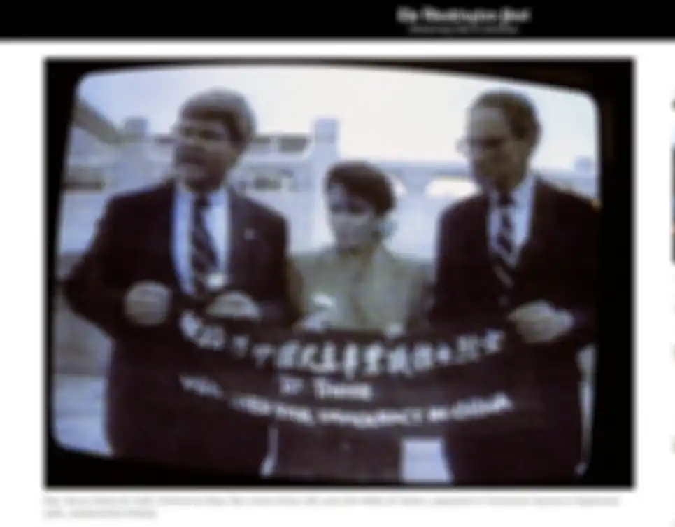 Nancy Pelosi diapit oleh Ben Jones (kiri), dan John Miller, muncul di Lapangan Tiananmen pada September 1991.