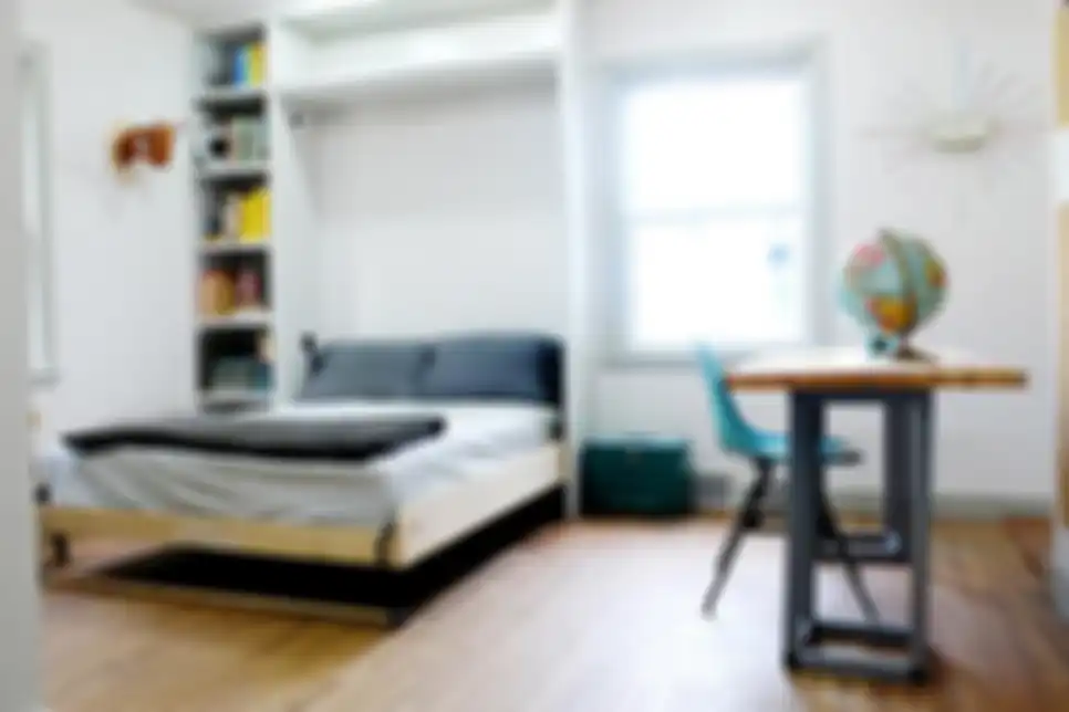 Kondisi fisik kamar tidur yang baik adalah yang berbentuk persegi/bujursangkar, dengan atap rata (tidak miring), tidak ada kolom bangunan yang menonjol.