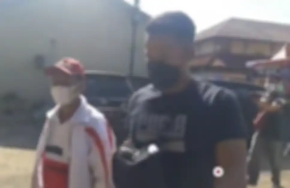 Foto suami korban pembunuhan di Subang, Yosef Hidayah dijemput polisi beredar di media sosial.