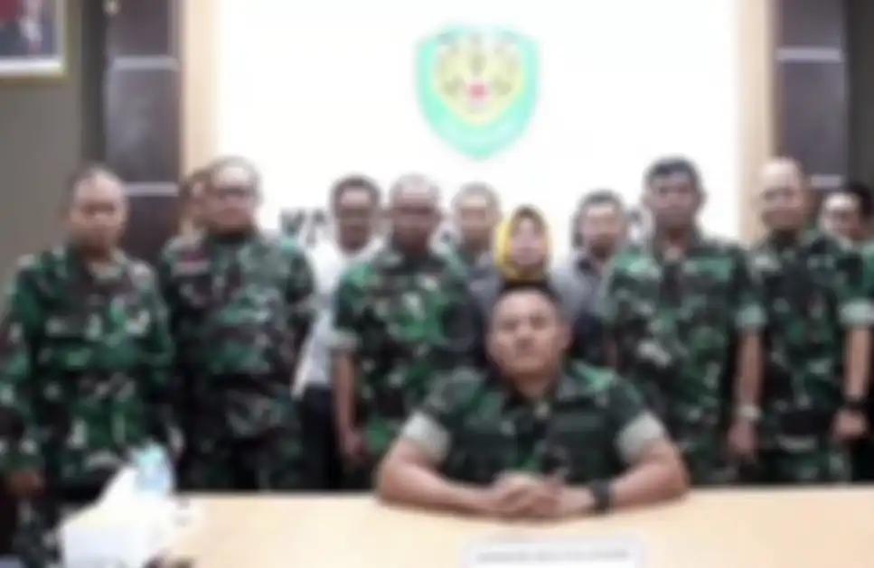 KSAD Jenderal Dudung meminta anggotanya jangan jadi ayam sayur. Pantas prajurit TNI satu Indonesia geruduk Effendi Simbolon. 