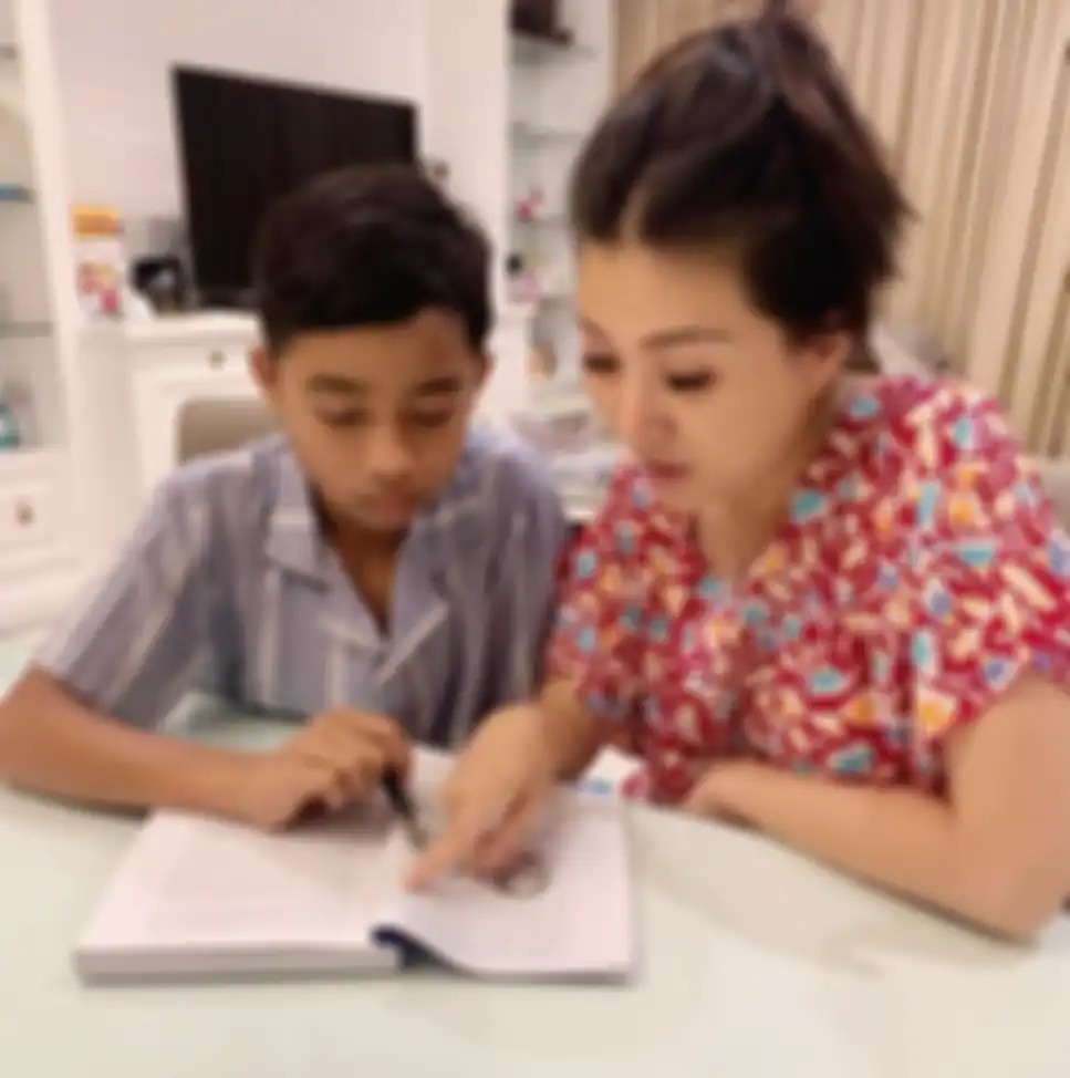Wendah saat menemani Betrand Peto belajar